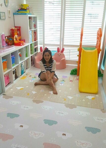 4.客廳旁還有一個空間是小孩遊戲房，擺滿了玩具跟遊客設施，讓大人可以在旁邊看電視也陪著孩子玩。
