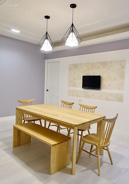 
5.飯廳也有電視，飯桌四張椅子之外還特別搭了一張長椅，讓小朋友跟大人一起坐。