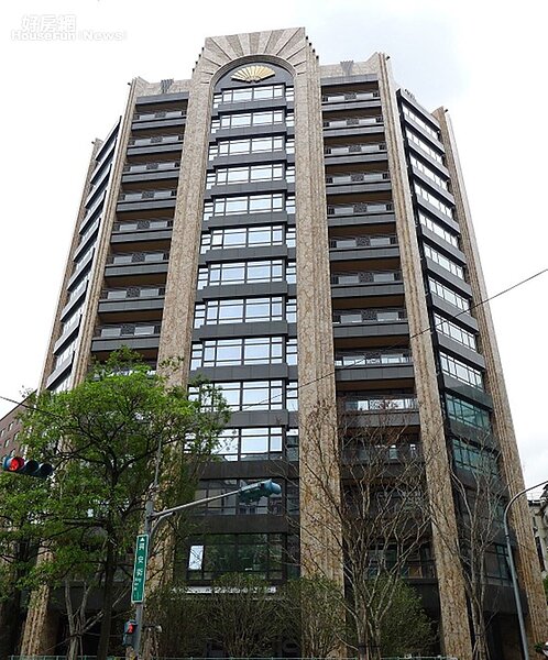 6. 指標豪宅「文華苑」位在北慶城。