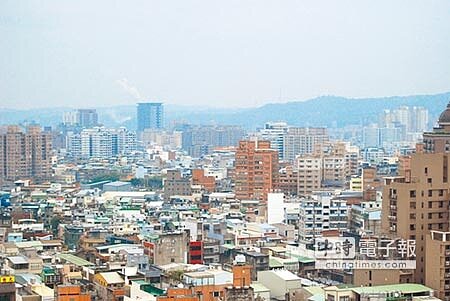 桃園市地政局分析去年房屋交易情況,龜山漲最多。(甘嘉雯攝)