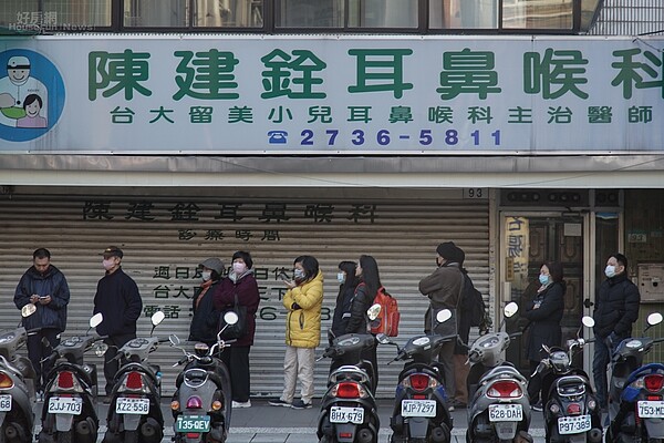 連續下雨天冷，流感人數激增，一早醫院門口就排滿等待就醫的民眾（好房網News記者張聖奕／攝影）