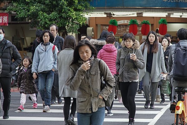 寒流來襲,體感溫度只有三度,一早上班上課的民眾就把自己包得緊緊的禦寒。(好房網News記者張聖奕/攝影)