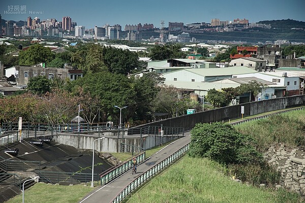 沿著社子島邊緣的基隆河岸，有台北市設立可賞美景自行車道，但事隔著堤防看向社子島，卻是一片破舊平房。（好房網News記者張聖奕／攝影）