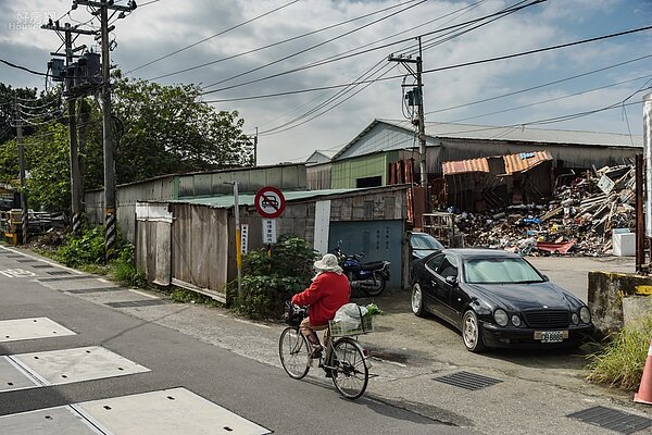 不能有新的建設，因此社子島隨處可看到老舊的房屋、菜圃甚至是提供資源回收或倒廢土的地方。（好房網News記者張聖奕／攝影）