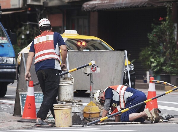 「勞基法」修正草案三讀通過，包括輪班間隔經勞資協議可由11小時縮短為8小時、「7休1」改為「14休2」及特休假經勞資協議可遞延一年等。 記者高彬原／攝影