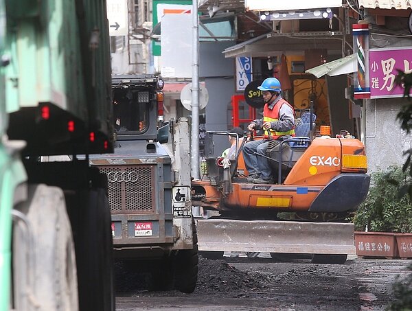 勞基法修正案包括鬆綁七休一、輪班制換班時間等規定,勞動部會在三月公告指定適用行業,並同步勞檢。 記者高彬原/攝影