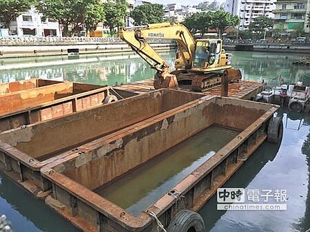 基隆市田寮河因為淤泥太臭,遭到土資場拒收,清淤作業因此暫時停工。(張穎齊攝)
