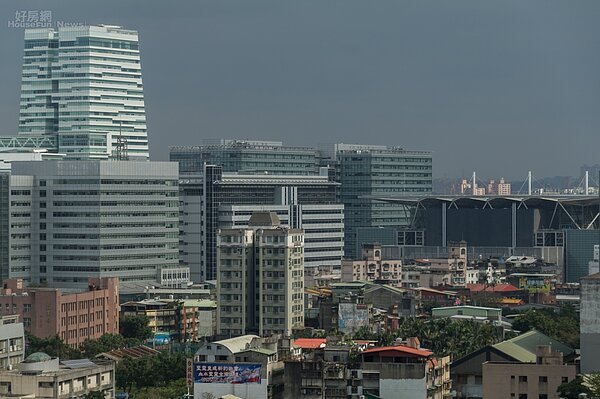 由南港車站遠眺中國信託總部(左)以及即將完工的會展中心(右)。(好房網News記者張聖奕/攝影)