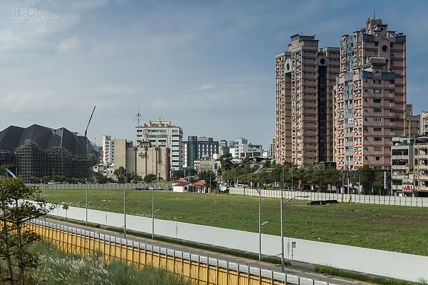 屬於東區門戶計畫中重點的流行音樂中心還在興建中。前方的綠地為之前南港輪胎工廠用地。(好房網News記者張聖奕/攝影)