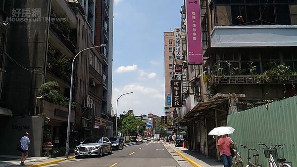 3. 濟南路熱鬧又方便,一邊的三面採光老公寓卻鬧中取靜。