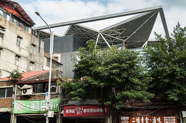 南港展覽館預計明年三月底四月初落成啟用,當地里長江輝吉要求北市府加速都更。在展覽館外已經有都更辦公室運作中。(好房網News記者張聖奕/攝影)