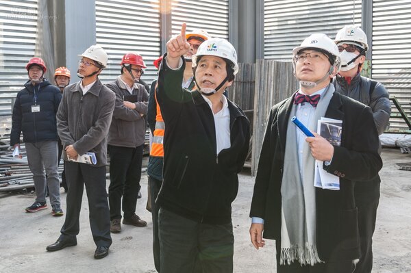 台北市副市長林榮欽（左）前往南港展覽館二館視察。（好房網News記者張聖奕／攝影）