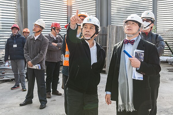 台北市副市長林榮欽(左)前往南港展覽館二館視察。(好房網News記者張聖奕/攝影)