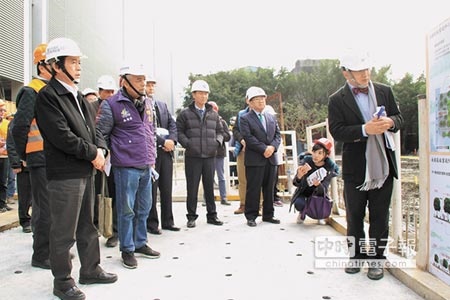 台北市副市長林欽榮（左一）在三重綠地公園預定地，聽取建築師簡報。（曾百村攝）