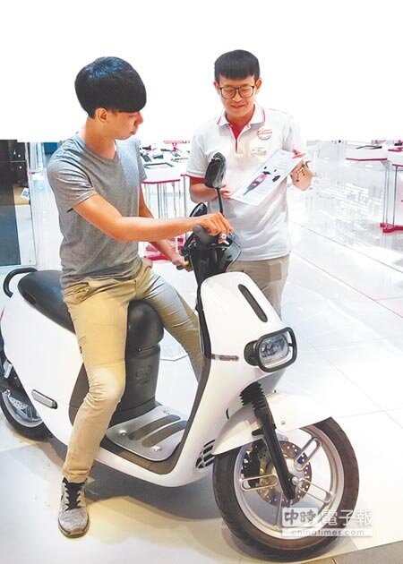 電信三雄跨進機車銷售領域,在電信門市中賣起機車,除了通路優勢,綁約後搭售價還比傳統機車行便宜,開出銷售紅盤。圖為遠傳門市銷售電動機車Gogoro。(本報資料照片)