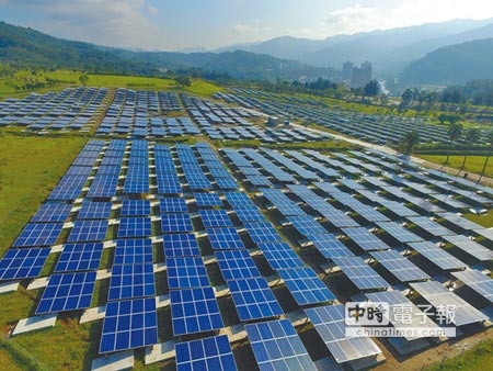 宣誓推廣綠能的決心，政院將2025年的發電目標入法。圖為全國首座掩埋場變身太陽能電廠的「台北能源之丘」。（本報資料照片）