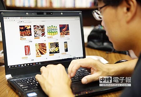 
當下經濟時代，顧客希望馬上拿到商品，又擔心買貴、商品不如預期成了冤大頭，消滅消費者購買前疑慮成了各家業者的重要課題。圖為民眾上網購物。圖／本報資料照片
 