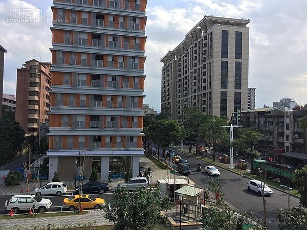 台北市松山區健康公宅,2區兩館對面是藝人周渝民仔仔居住的豪宅「國美新美館」(好房網News記者蔡孟穎/攝影)