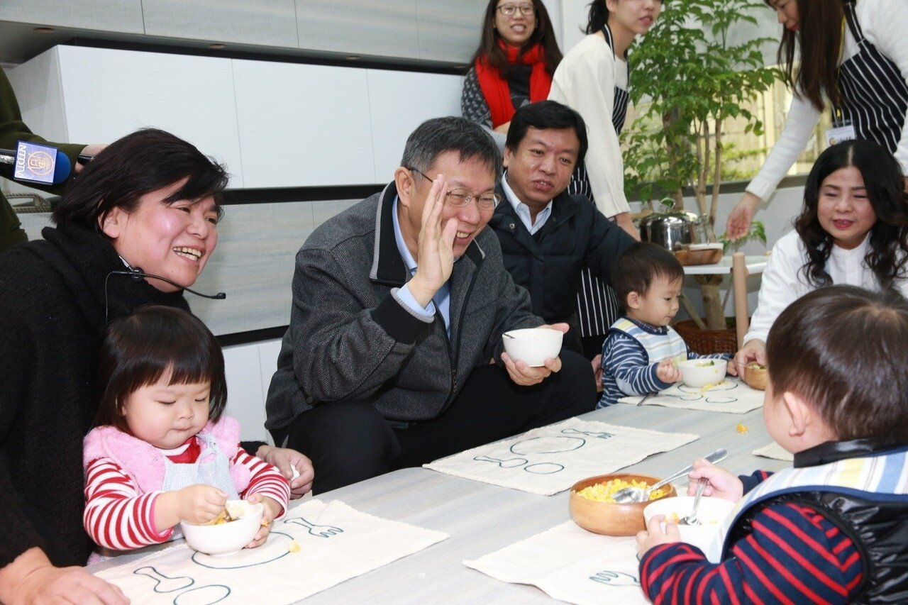 北市長柯文哲(中)昨在記者會表示,將新設20處托嬰設施,合計北市共開辦17處大公托及36處小家園,共有53處。為減輕家長育兒負擔。今年預計增到70處。 記者黃義書/攝影