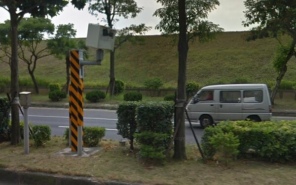 新北市警局交通警察大隊今年將增加24處測速照相和闖紅燈照相。(圖/翻攝自Google Map)