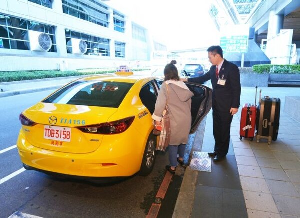 桃園機場今日起，每日凌晨12點~上午6點間，提供計程車共乘服務（圖／桃園市政府提供）
