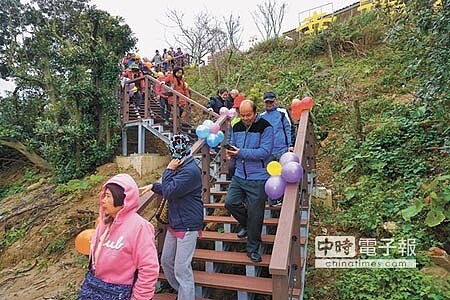 新北市石門區公所運用台電城鄉風貌補助經費,打造一條幸福木棧步道,區公所12日邀請民眾搶先體驗。(林縉明攝)