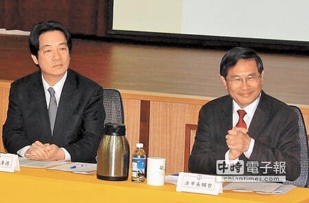 行政院長賴清德(左)允諾核定給雲嘉嘉發展基金不只300億,嘉義市長涂醒哲(右)欣喜。(廖素慧攝)