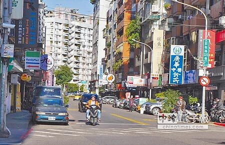 北市信義區莊敬路325巷道路僅7米寬,每到尖峰時段就常會堵塞,未來陸保廠公宅若完工,交通肯定塞爆。(陳燕珩攝)