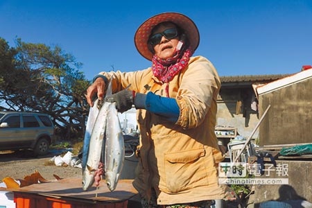 漁民希望政府加速勘災作業，讓他們盡快處理凍死的虱目魚。（萬于甄攝）