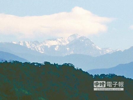 14日天氣回溫，不過聖稜線仍清晰可見。（邱立雅攝）