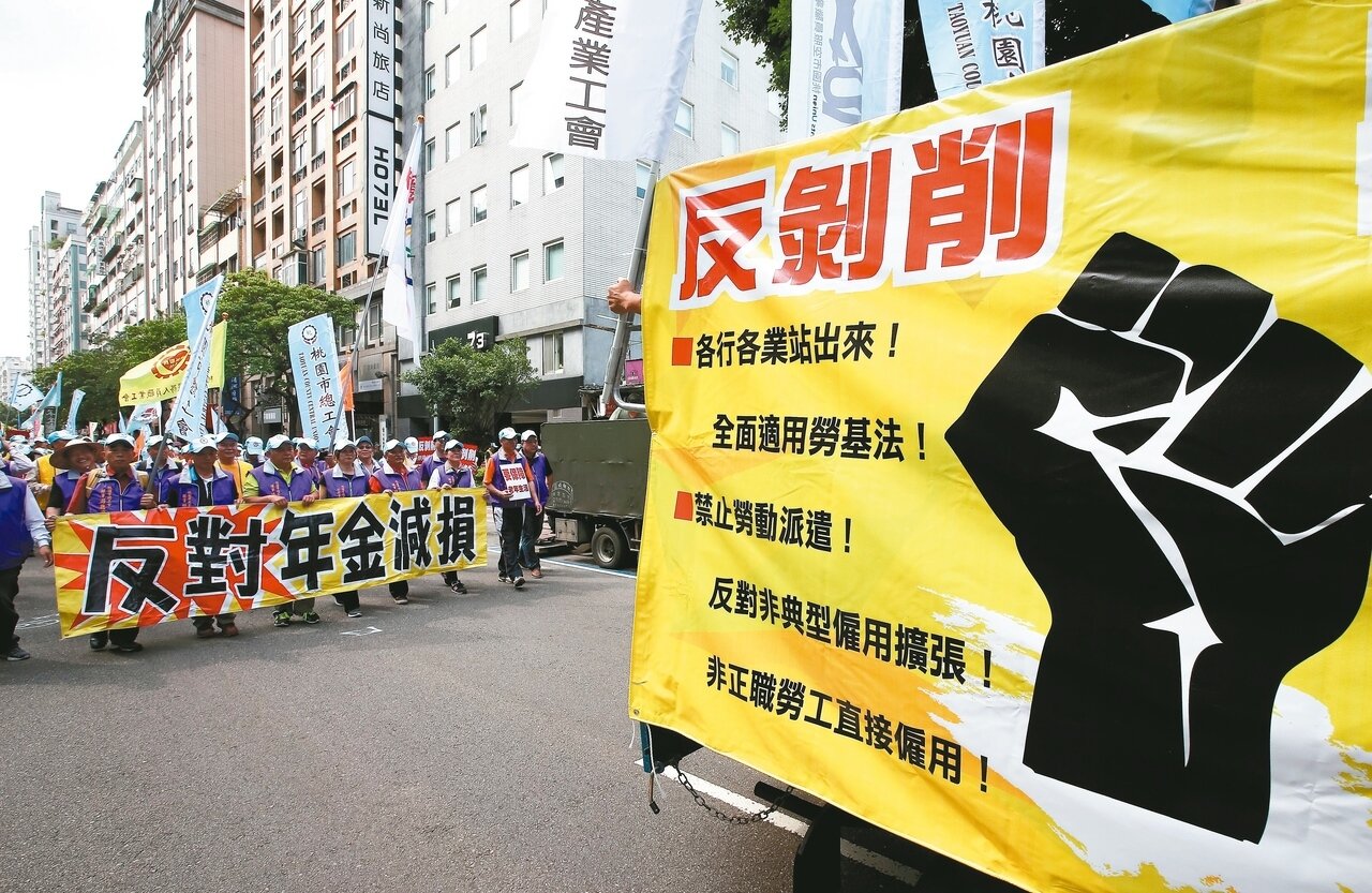 上千勞工走上街頭，齊聲高喊「反剝削」表達對慣老闆的不滿。 圖╱聯合報系資料照片