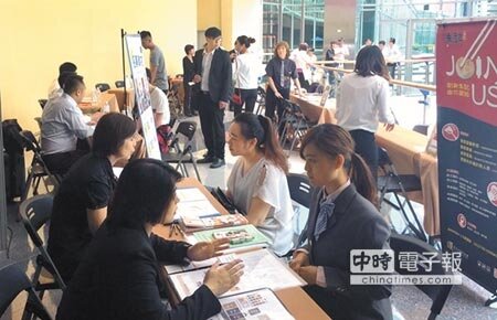 今年服務業職缺估計近2萬人,就服處將擴大辦理徵才活動,為桃園產業和市民搭起橋梁。(蔡依珍攝)