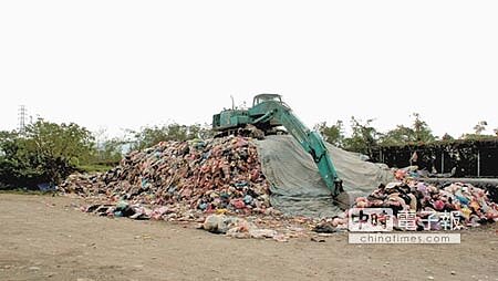 花蓮垃圾大部分送往宜蘭焚化爐焚燒,耗時又耗錢,環保局研擬透過台泥水泥窯代燒垃圾,境內垃圾山景象可望絕跡。(許家寧攝)