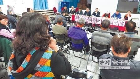 立委洪宗熠15日邀集水利署、環保署官員南下大城鄉公所與民眾商討濁水溪揚塵的處理對策。（鐘武達攝）