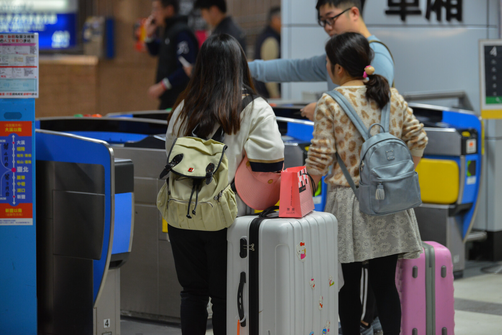 台鐵107年春節連續假期車票自1月24日0時起開放東部幹線列車(含宜蘭線、南迴線及跨線列車)、1月25日0時起開放西部幹線對號列車網路、電話語音及超商訂票。