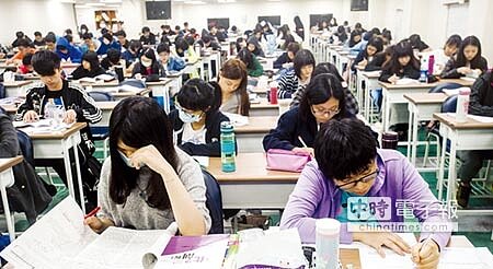 綜觀補教業的未來,預計將會朝向產品高科技化、資本財團化兩者發展。圖為補習班的學生準備指考,進行最後衝刺。圖/本報資料照片