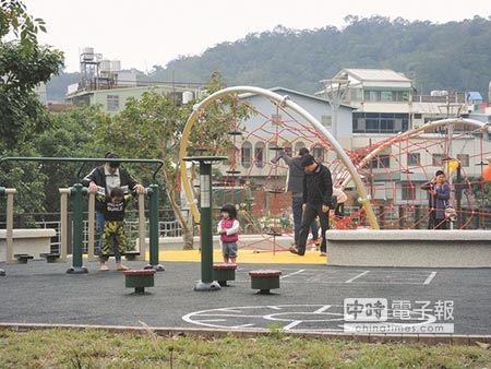 竹東中正公園設備好，吸引不少親子前去遊玩。（邱立雅攝）