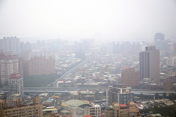 空汙造成全台困擾,新北市長朱立倫昨天宣示,新北明年底前將邁向「減少1座燃煤電廠汙染量」目標。 圖/聯合報系資料照片