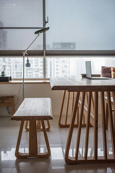 6. 溫潤的木質桌椅成了休閒的愜意角落。