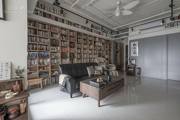 3. 沙發後方設計了頂天立地的大面書架。