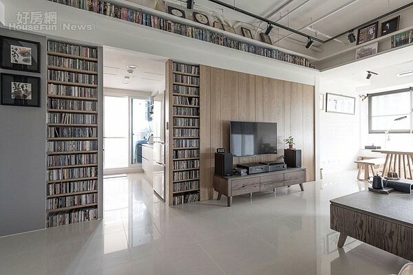 4. 從地板一路長到天花板的訂製書架,環繞著客廳的四面八方。