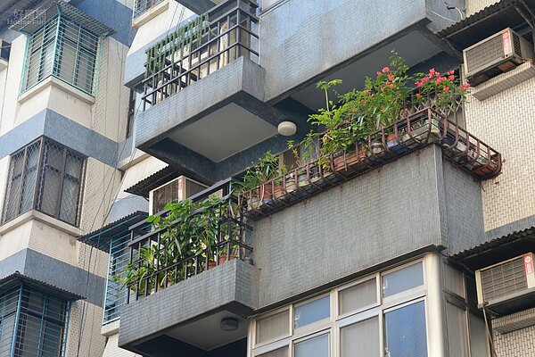 老舊公寓陽台補登。(好房網News記者 陳韋帆/攝影)