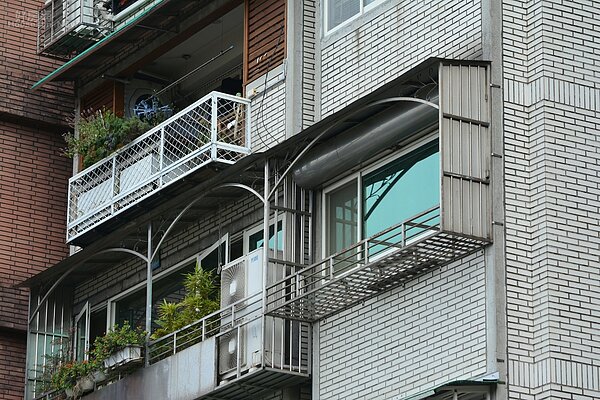 老舊公寓陽台補登。(好房網News記者 陳韋帆/攝影)