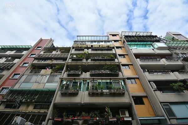 老舊公寓陽台補登。(好房網News記者 陳韋帆/攝影)