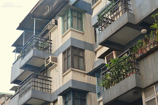 老舊公寓陽台補登。(好房網News記者 陳韋帆/攝影)