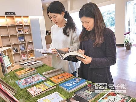 台南自許書香城市,你知道哪個年齡層最愛看書?台南市立圖書館統計2017年借閱人口比例,35至44歲青壯年借閱率最高,居次的是6至11歲兒童,女性也明顯比男性愛看書,男女借閱冊數維持4:6。(曹婷婷攝)