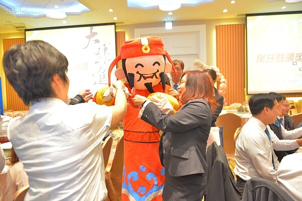 台慶不動產中區尾牙1月22日搶頭香登場,店東巧扮財神爺送出300個發財紅包,帶起一波熱潮。(圖/永慶房產集團)