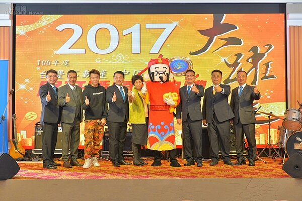 在台慶不動產中區經管會菁英的帶領下,期許2018績效能更上一層樓。(圖/永慶房產集團)