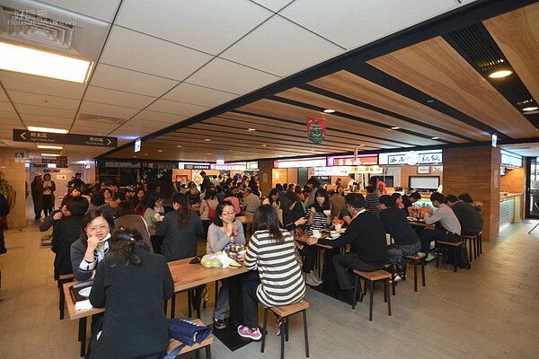 中崙市場大樓建設業者表示,攤商將帶來人潮聚集,且備有完善規劃的排煙系統(圖/好房News記者陳韋帆攝影)