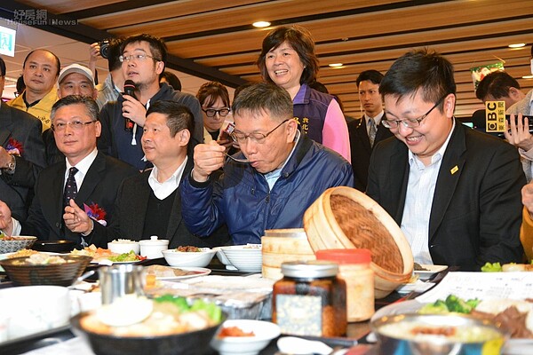 台北市長柯文哲出席中崙市場大樓啟用典禮,圖為二樓的美食街(圖/好房News記者陳韋帆攝影)